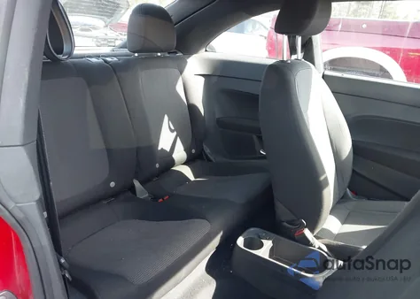 2013 Volkswagen Beetle 2.5L Entry z USA, uszkodzony, nr VIN 3VWFP7AT8DM624961